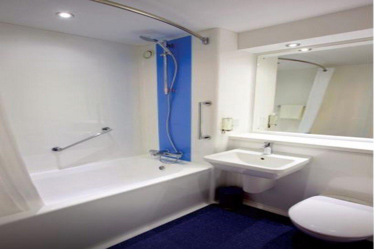Travelodge Widnes Bagian luar foto