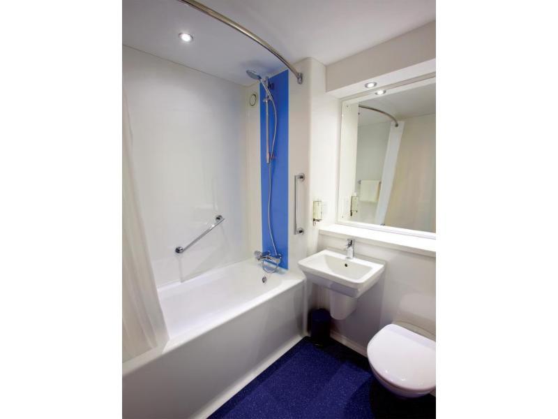 Travelodge Widnes Bagian luar foto